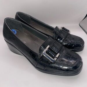 AEROSOLES Black Crocodile Pattern Loafers